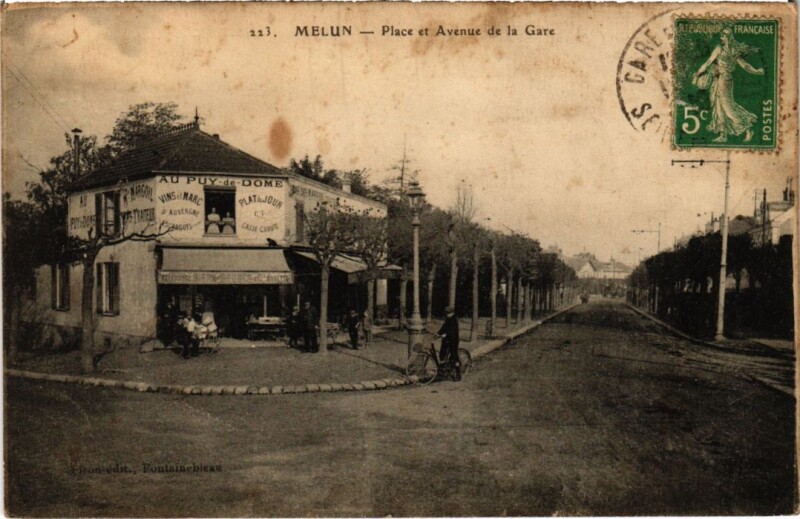 Carte postale ancienne Melun Place et Avenue de la Gare à Melun