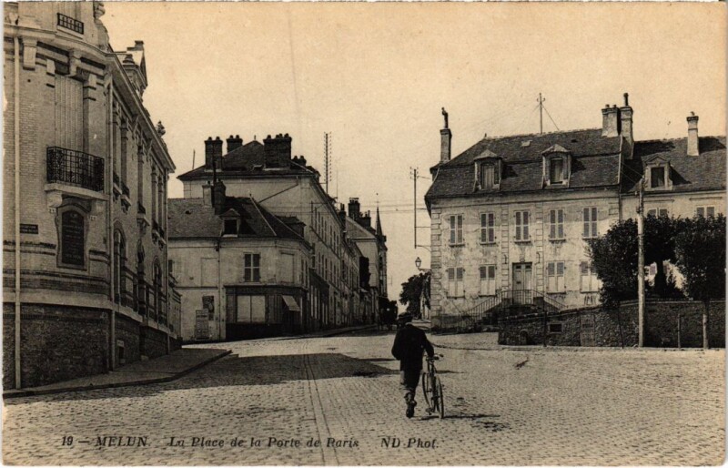 Carte postale ancienne Melun Place de la Porte de Paris à Melun