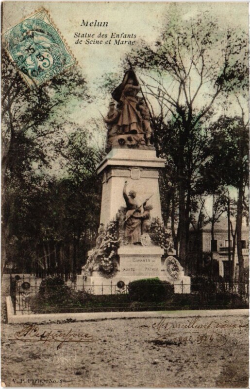 Carte postale ancienne Melun Statue des Enfants de Seine et Marne à Melun