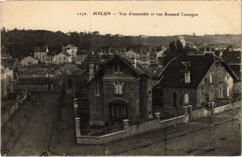 Carte postale ancienne Melun vue d'ensemble et rue Armand Cassagne à Melun
