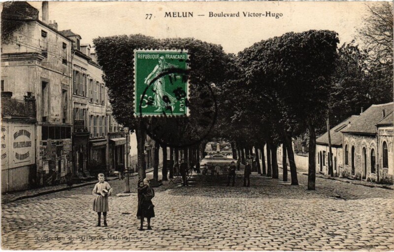 Carte postale ancienne Melun Boulevard Victor Hugo à Melun