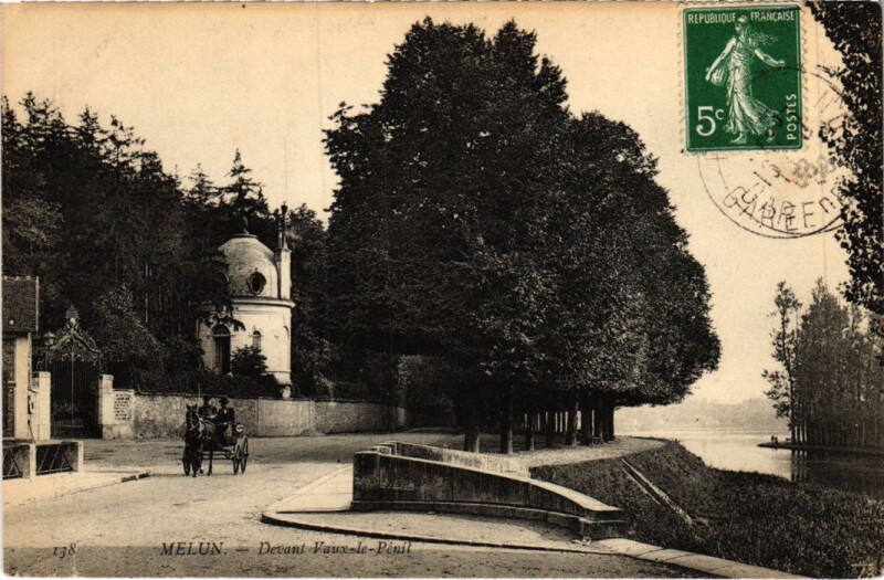 Carte postale ancienne Melun Devant Vaux le Penil à Melun