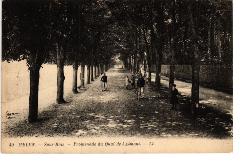 Carte postale ancienne Melun Promenade du Quai de l'Almont à Melun