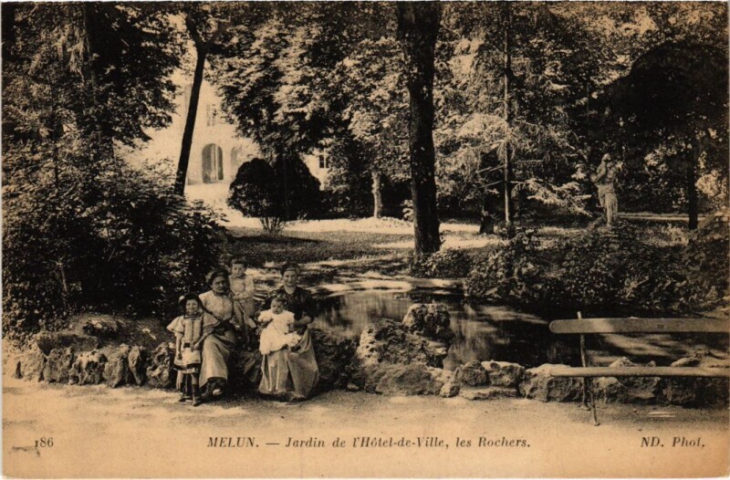 Carte postale ancienne Melun Jardin de l'Hotel de Ville les Rochers à Melun