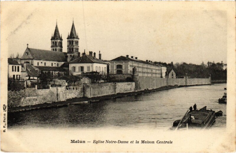 Carte postale ancienne Melun Eglise Notre Dame et la Maison Centrale à Melun