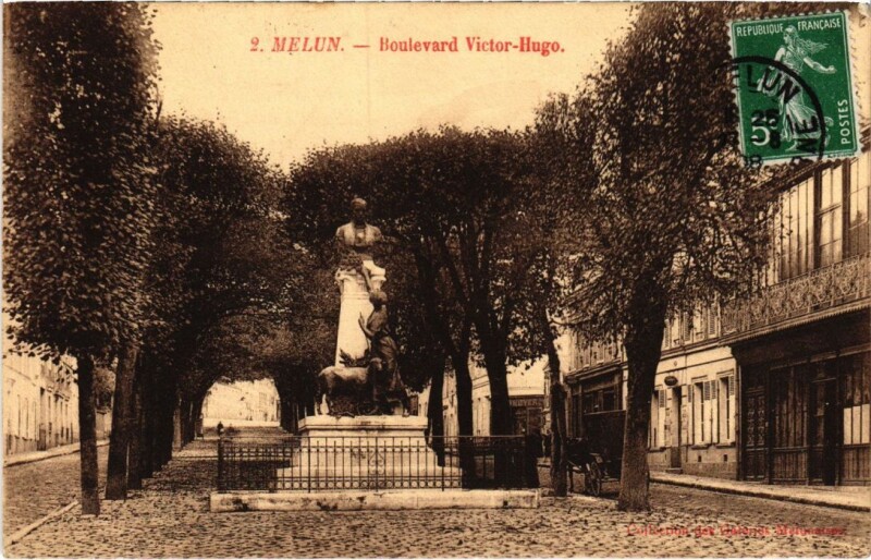Carte postale ancienne Melun Boulevard Victor Hugo à Melun