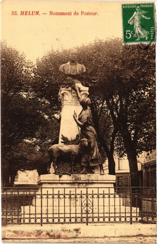 Carte postale ancienne Melun Monument de Pasteur à Melun