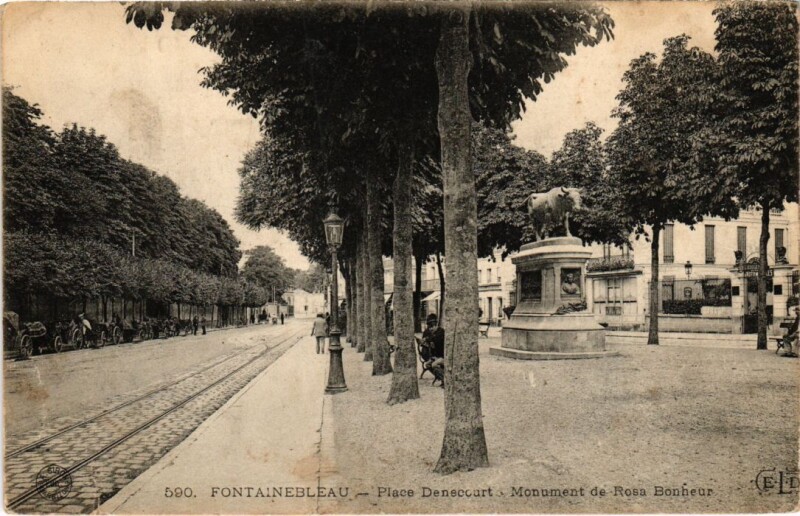 Carte postale ancienne Fontainebleau Place Denecourt Monument de Rosa Bonheur à Fontainebleau