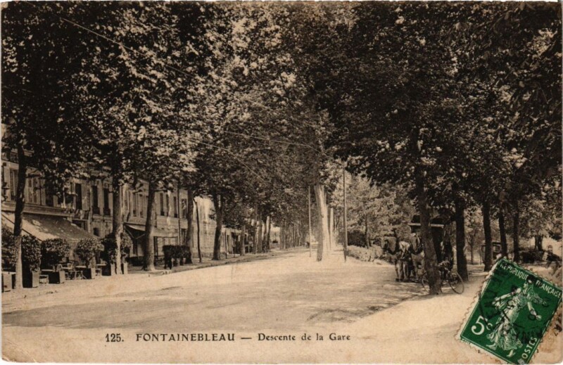 Carte postale ancienne Fontainebleau Descente de la Gare à Fontainebleau