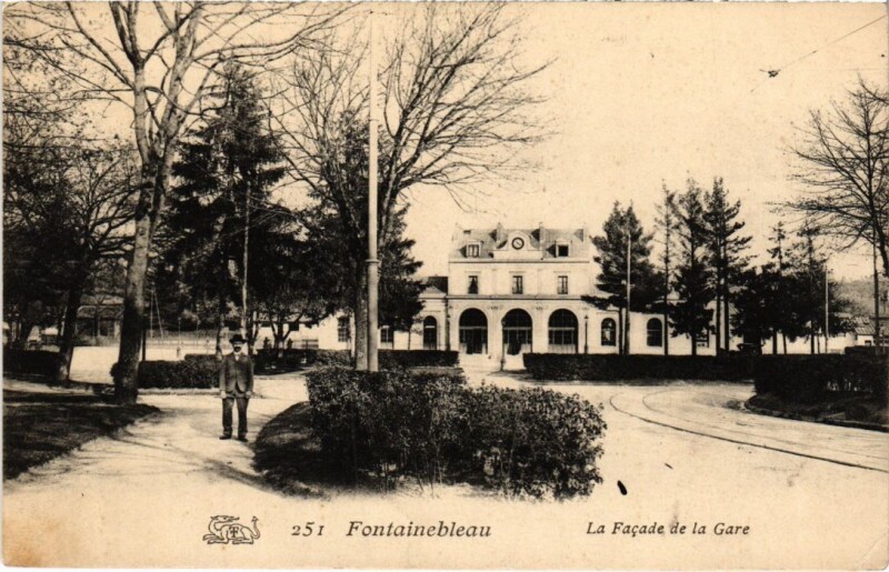 Carte postale ancienne Fontainebleau Facade de la Gare à Fontainebleau