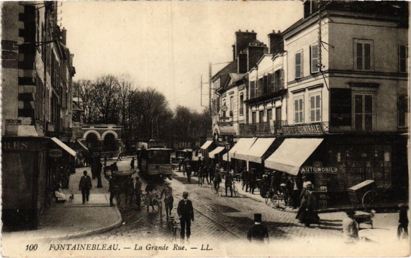 Carte postale ancienne Fontainebleau La Grande Rue à Fontainebleau
