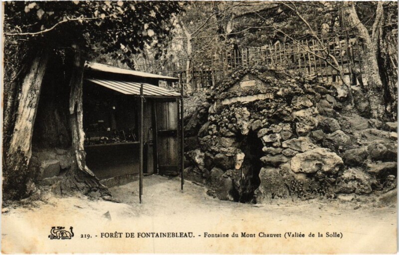 Carte postale ancienne Foret de Fontainebleau Fontaine du Mont Chauvet à Fontainebleau