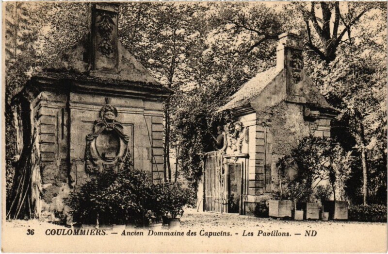 Carte postale ancienne Coulommiers Ancien Dommaine des Capucins Pavillons à Coulommiers