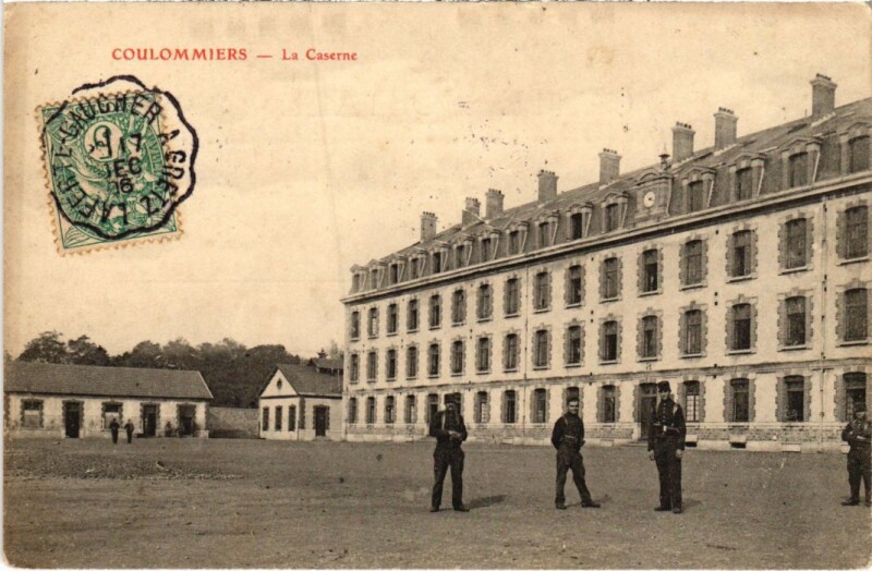Carte postale ancienne Coulommiers La Caserne à Coulommiers