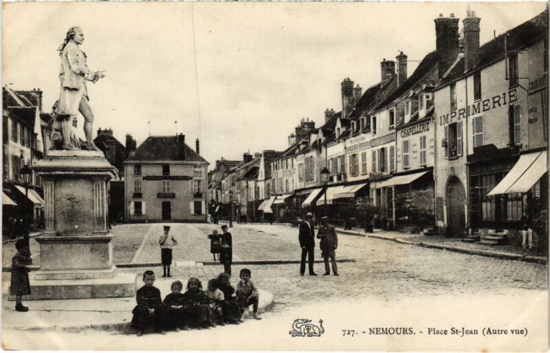 Carte postale ancienne Nemours Place Saint-Jean à Nemours