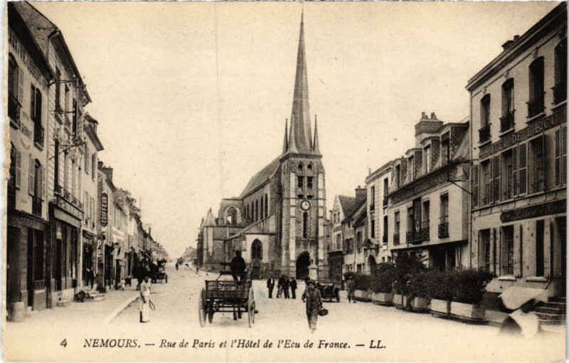Carte postale ancienne Nemours Rue de Paris et l'Hotel de l'Ecu à Nemours