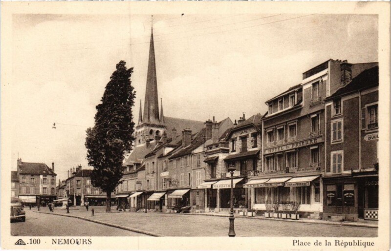 Carte postale ancienne Nemours Place de la Republique à Nemours