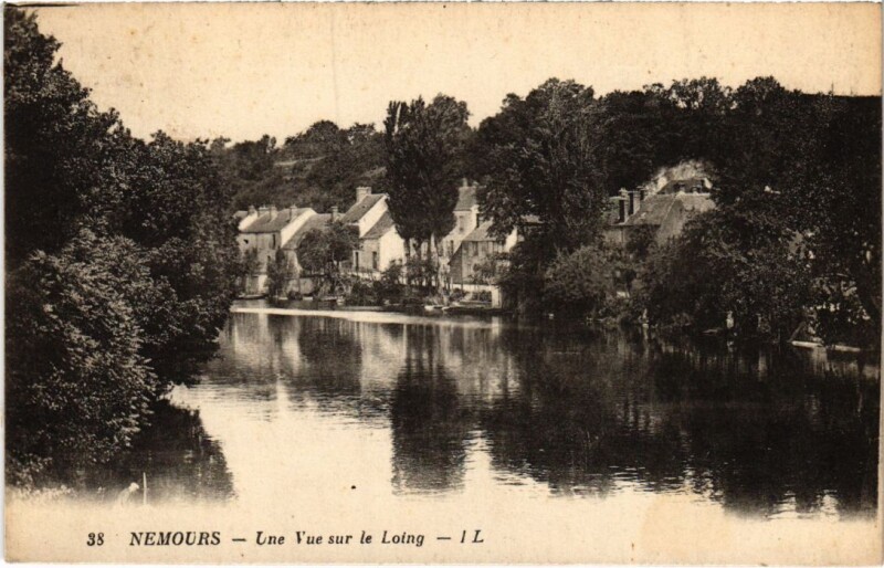 Carte postale ancienne Nemours Une vue sur le Loing à Nemours