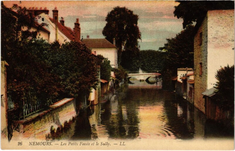 Carte postale ancienne Nemours Les Petits Fosses et le Sully à Nemours