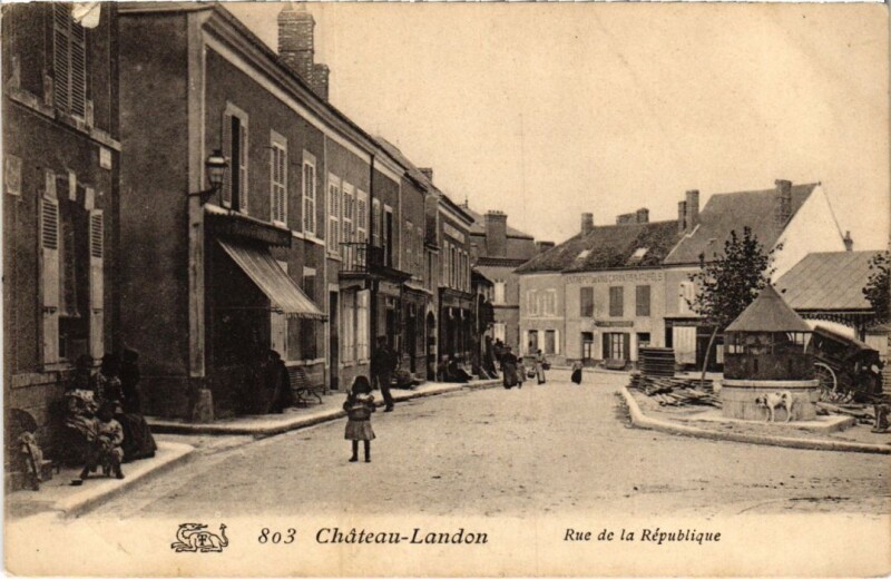 Carte postale ancienne CHateau Landon Rue de la Republique