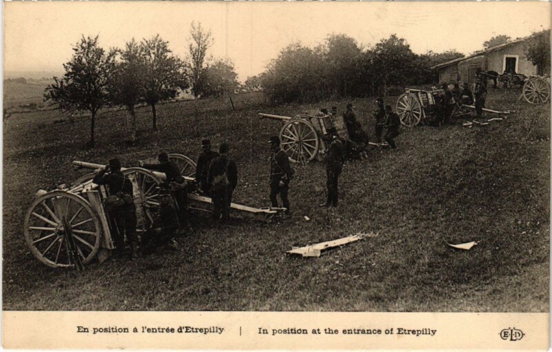 Carte postale ancienne En position a l'entree d'Etrepilly