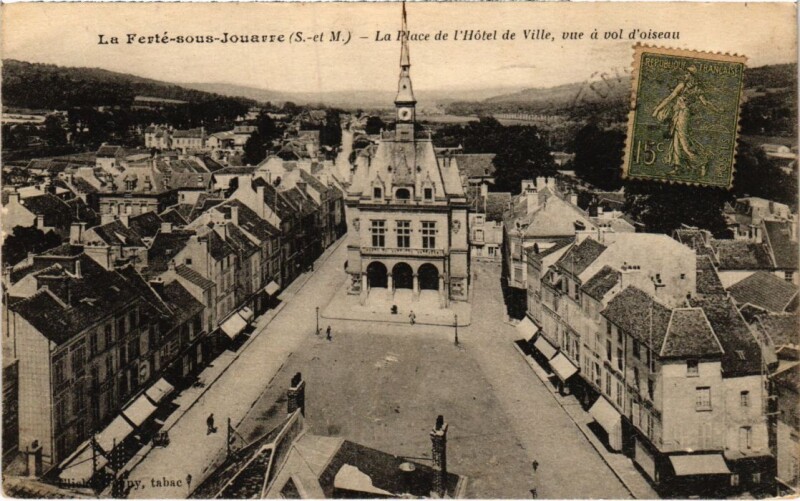 Carte postale ancienne La Ferte sous Jouarre La Place de l'Hotel de Ville à Jouarre