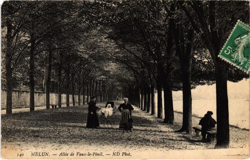 Carte postale ancienne Melun Allee de Vaux le Penil à Melun
