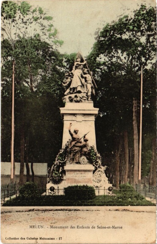 Carte postale ancienne Melun Monument des Enfants de Seine et Marne à Melun