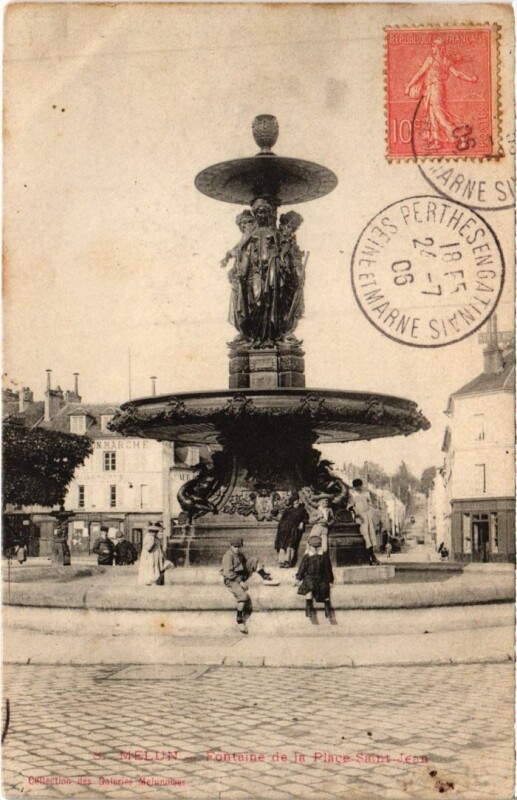 Carte postale ancienne Melun Fontaine de la Place Saint-Jean à Melun
