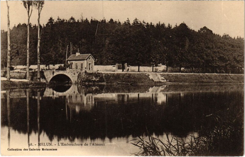 Carte postale ancienne Melun Embouchure de l'Almont à Melun