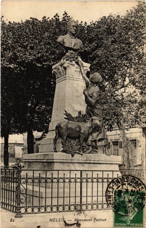 Carte postale ancienne Melun Monument Pasteur à Melun