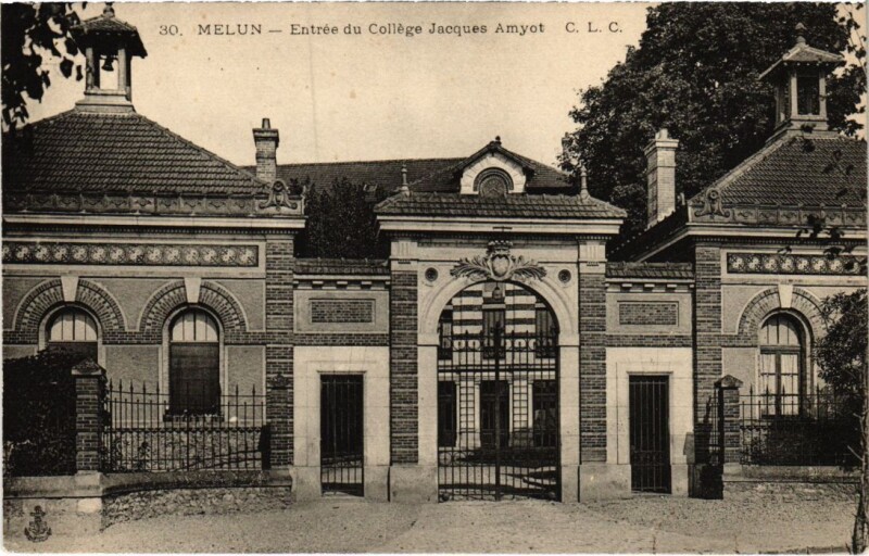 Carte postale ancienne Melun Entree du College Jacques Amyot à Melun