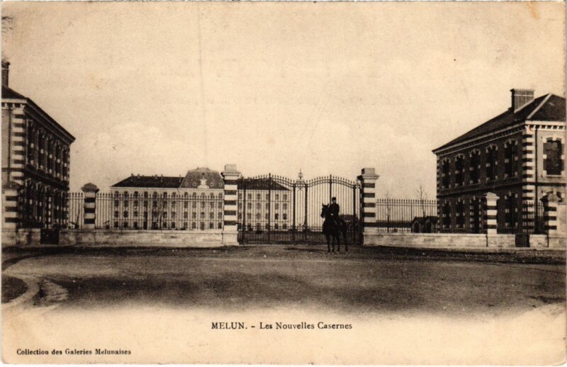 Carte postale ancienne Melun Les Nouvelles Casernes à Melun