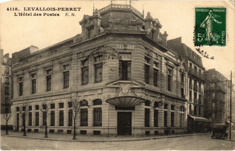 Carte postale ancienne Levallois Perret Hotel des Postes à Levallois-Perret