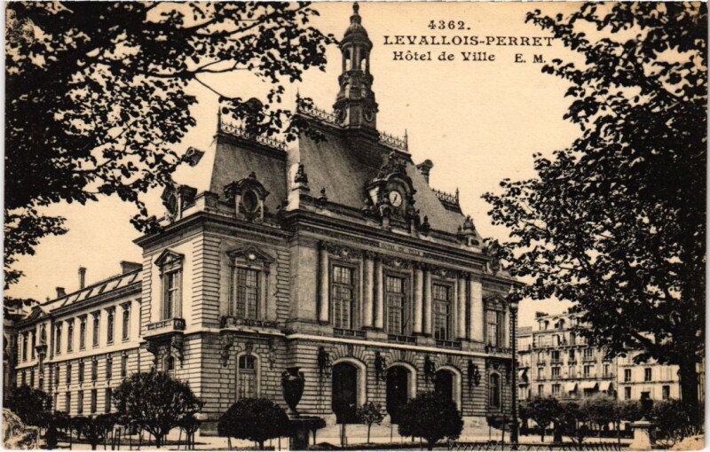 Carte postale ancienne Levallois Perret Hotel de Ville à Levallois-Perret