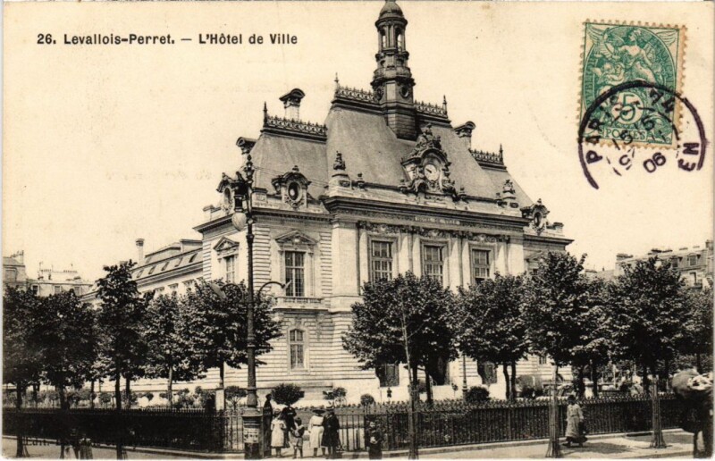 Carte postale ancienne Levallois Perret Hotel de Ville à Levallois-Perret