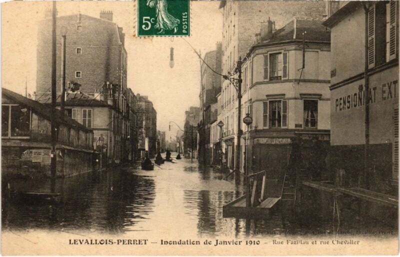 Carte postale ancienne Levallois Perret Inondation Rue Fazillau à Levallois-Perret