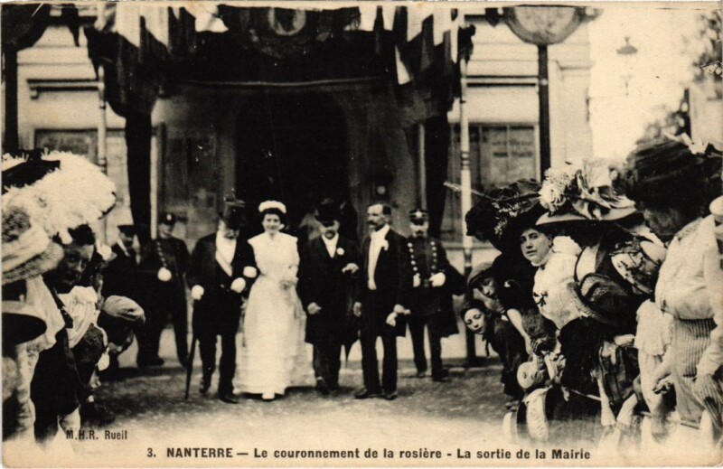Carte postale ancienne Nanterre La sortie de la Mairie à Nanterre