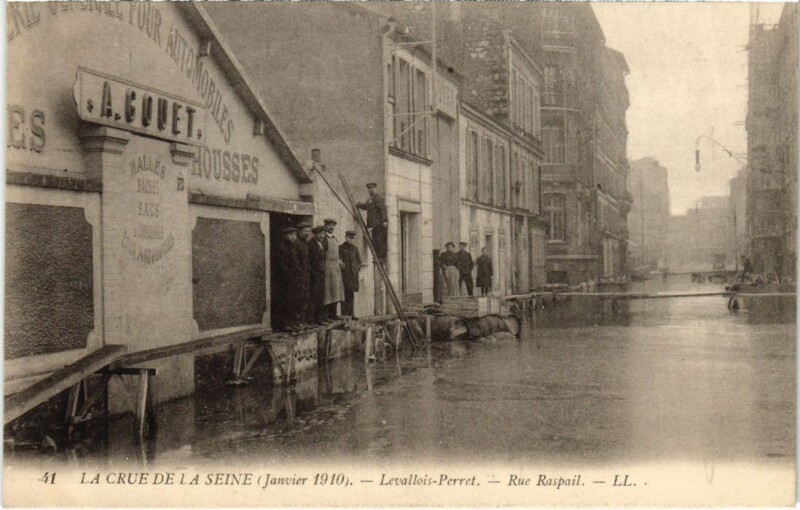 Carte postale ancienne Levallois Perret Rue Raspail à Levallois-Perret