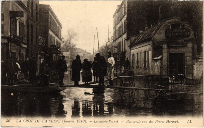 Carte postale ancienne Levallois Perret Passerelle rue des Freres Herbert à Levallois-Perret