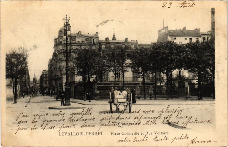 Carte postale ancienne Levallois Perret Place Cormeille et Rue Voltaire à Levallois-Perret