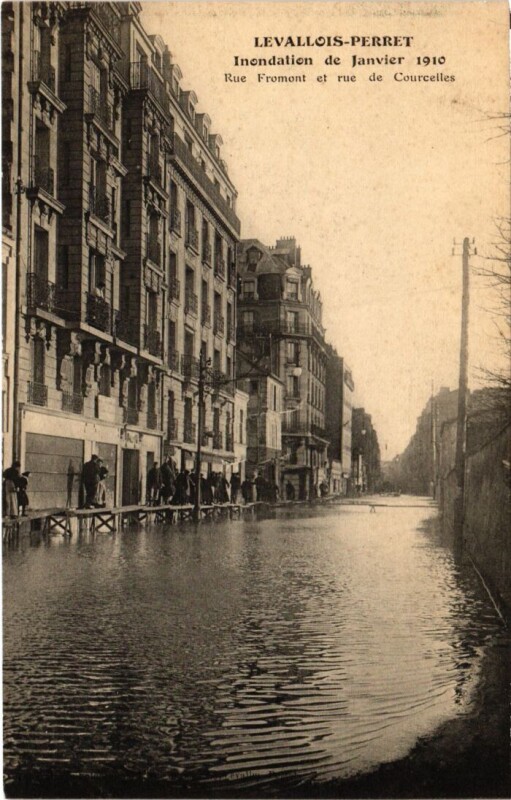 Carte postale ancienne Levallois Perret Inondation Rue Fromont à Levallois-Perret