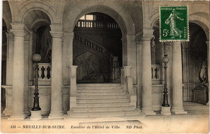 Carte postale ancienne Neuilly Escalier de l'Hotel de Ville
