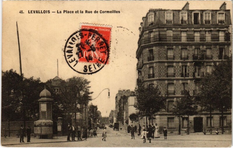 Carte postale ancienne Levallois Perret Place et Rue de Cormeilles à Levallois-Perret