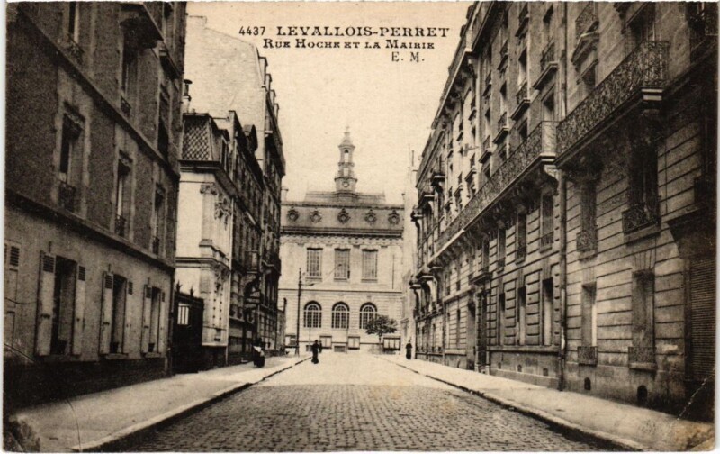 Carte postale ancienne Levallois Perret Rue Hoche et la Mairie à Levallois-Perret
