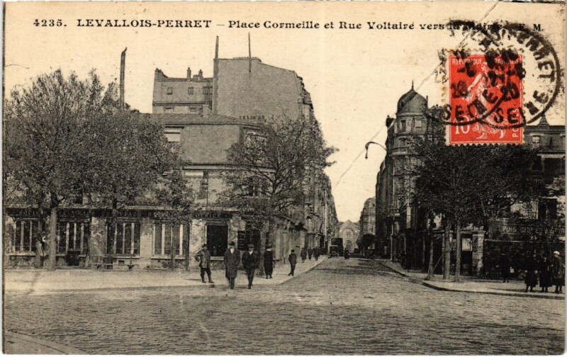Carte postale ancienne Levallois Perret Place Cormeille et Rue Voltaire à Levallois-Perret