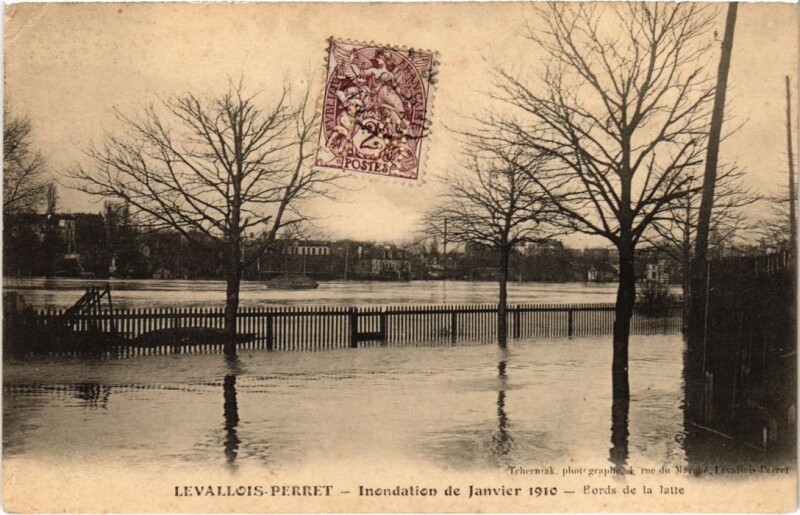 Carte postale ancienne Levallois Perret Inondation BOrds de la Jatte à Levallois-Perret