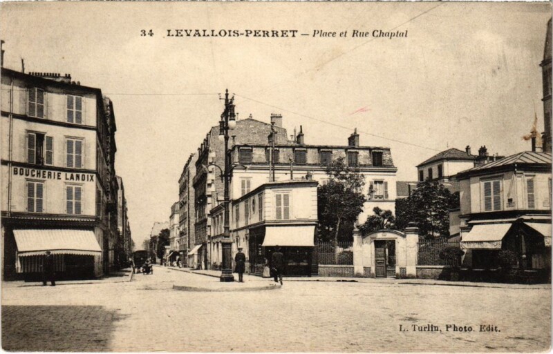 Carte postale ancienne Levallois Perret Place et Rue Chaptal à Levallois-Perret