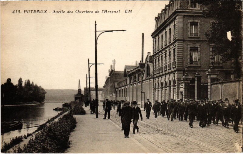Carte postale ancienne Puteaux Sortie des Ouvries de l'Arsenal à Puteaux