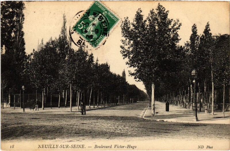 Carte postale ancienne Neuilly Boulevard Victor Hugo